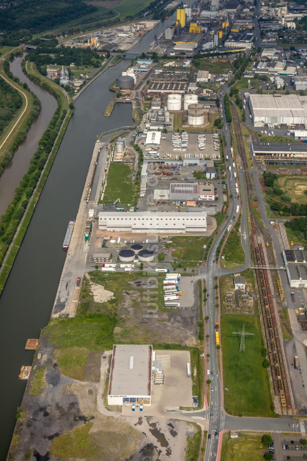 Luftaufnahme Hamm - Gebäudekomplex und Gelände des Logistikzentrums der Lanfer Logistik GmbH und der HELA GmbH Hermann Lanfer in Hamm im Bundesland Nordrhein-Westfalen, Deutschland