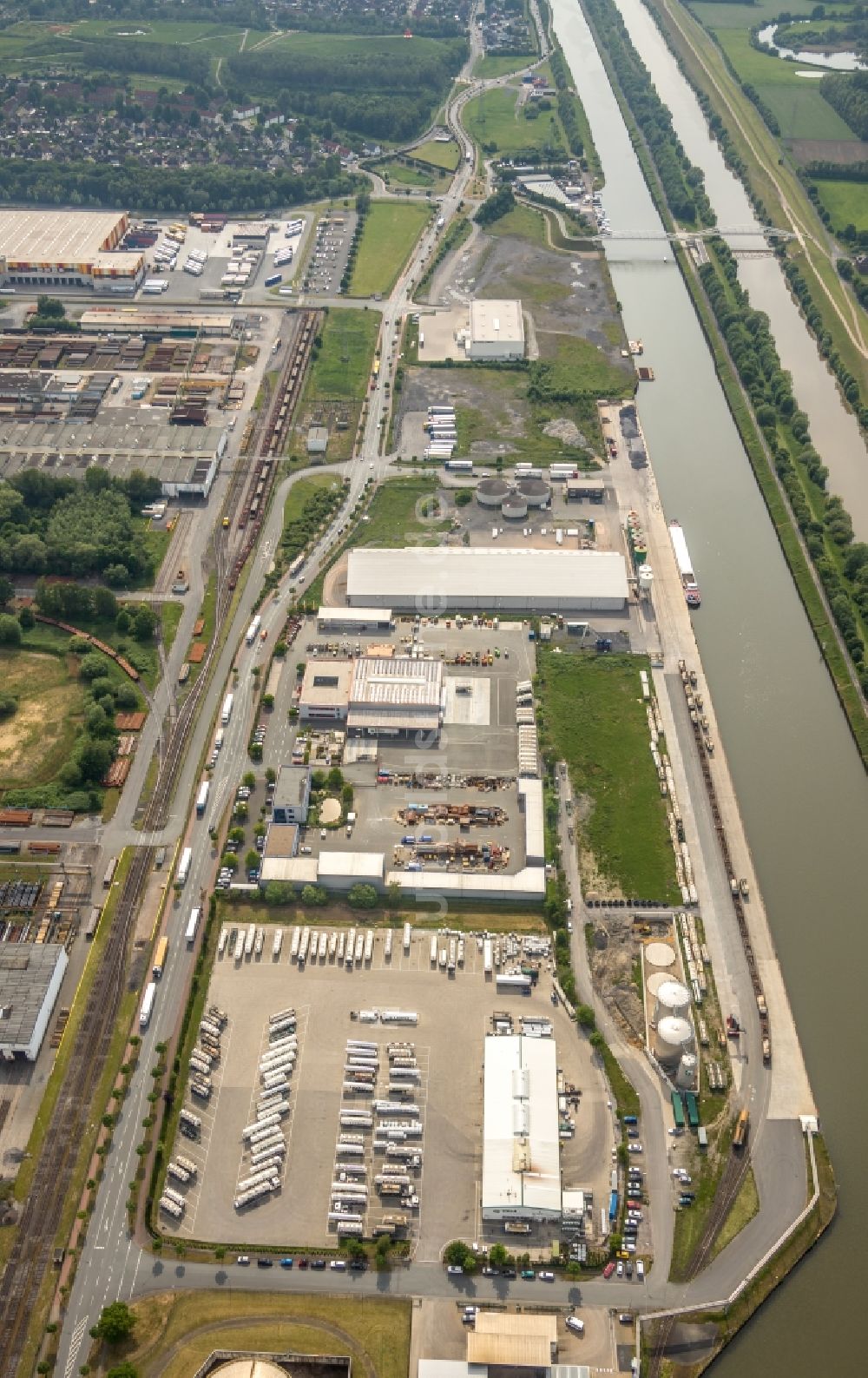 Luftaufnahme Hamm - Gebäudekomplex und Gelände des Logistikzentrums der Lanfer Logistik GmbH und der HELA GmbH Hermann Lanfer in Hamm im Bundesland Nordrhein-Westfalen, Deutschland