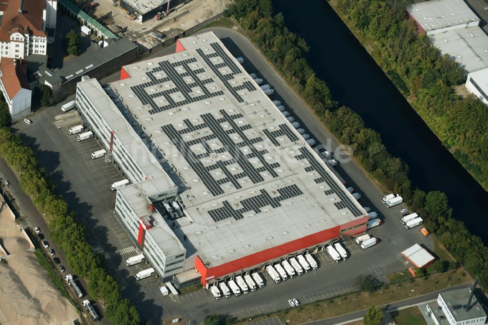 Luftbild Berlin - Gebäudekomplex und Gelände des Logistikzentrums des Lebensmittelgroßhändlers Transgourmet Deutschland GmbH & Co. OHG im Stadtteil Tempelhof in Berlin