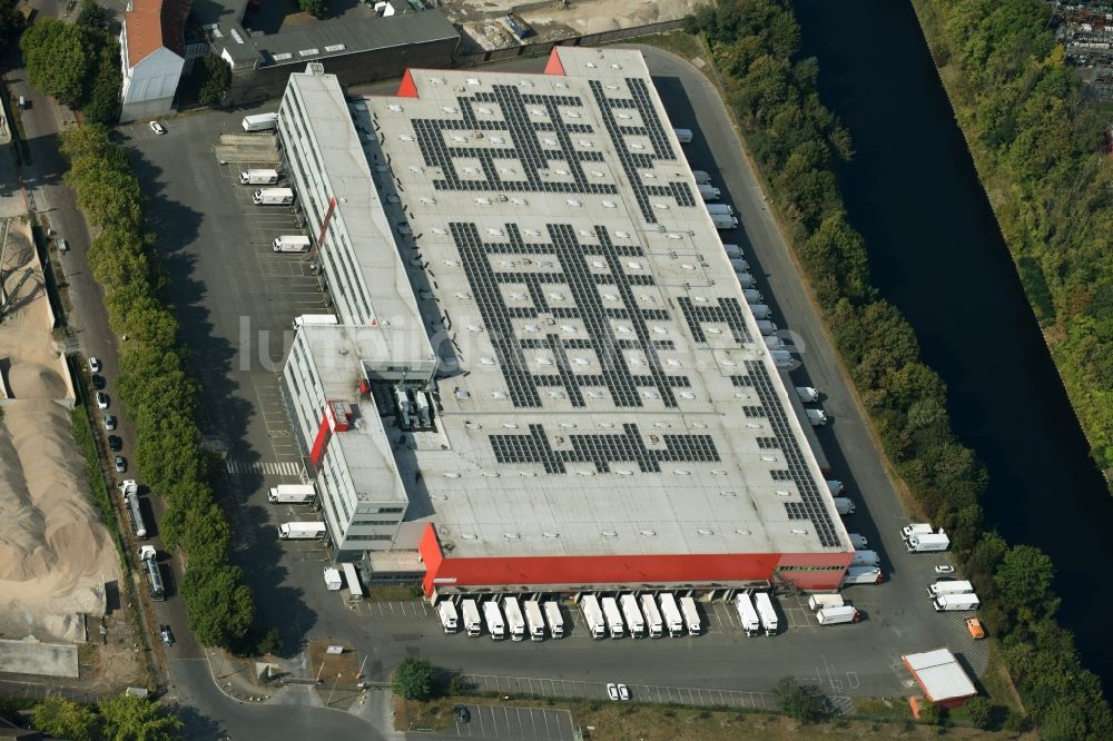 Luftaufnahme Berlin - Gebäudekomplex und Gelände des Logistikzentrums des Lebensmittelgroßhändlers Transgourmet Deutschland GmbH & Co. OHG im Stadtteil Tempelhof in Berlin