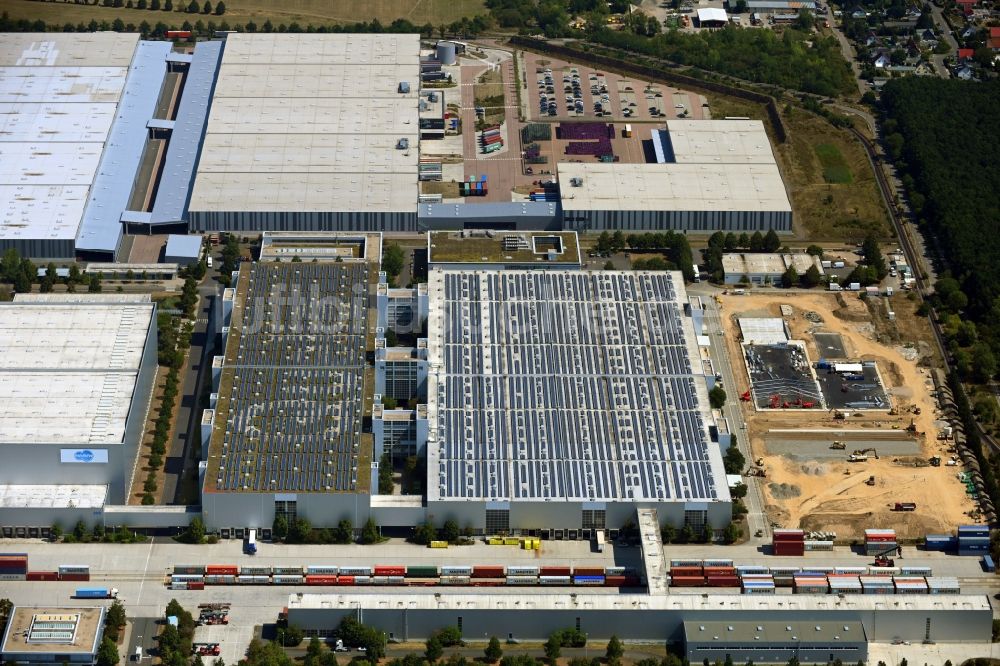 Leipzig von oben - Gebäudekomplex und Gelände des Logistikzentrums des Logistikpark Leipzig Am alten Flughafen mit Blick auf Erdarbeiten zur Erschließung in Leipzig im Bundesland Sachsen, Deutschland