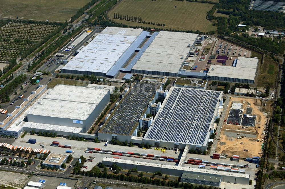 Luftaufnahme Leipzig - Gebäudekomplex und Gelände des Logistikzentrums des Logistikpark Leipzig Am alten Flughafen mit Blick auf Erdarbeiten zur Erschließung in Leipzig im Bundesland Sachsen, Deutschland