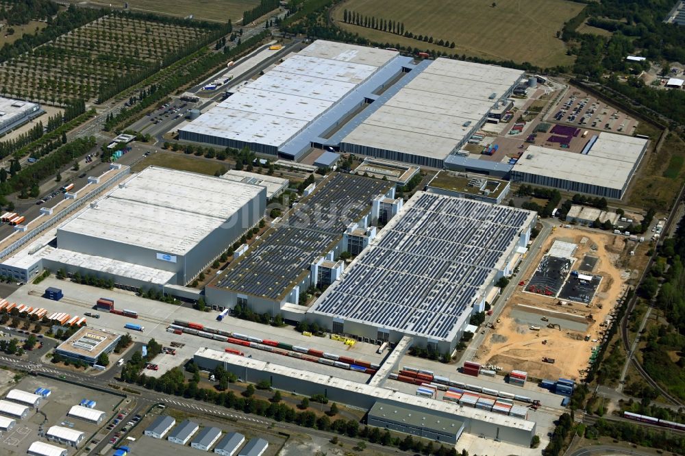 Leipzig von oben - Gebäudekomplex und Gelände des Logistikzentrums des Logistikpark Leipzig Am alten Flughafen mit Blick auf Erdarbeiten zur Erschließung in Leipzig im Bundesland Sachsen, Deutschland