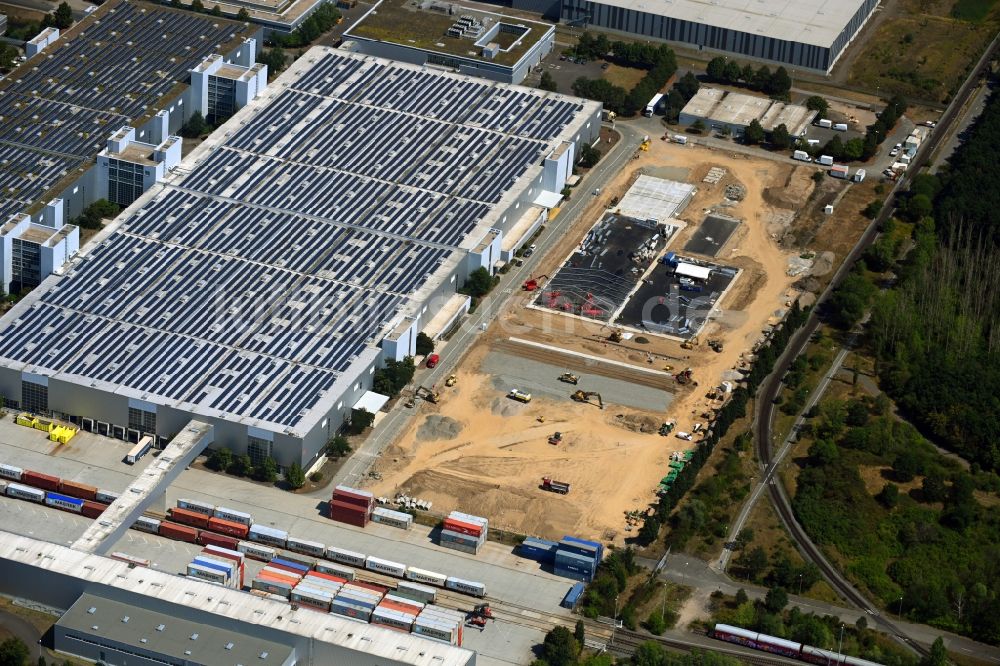 Leipzig aus der Vogelperspektive: Gebäudekomplex und Gelände des Logistikzentrums des Logistikpark Leipzig Am alten Flughafen mit Blick auf Erdarbeiten zur Erschließung in Leipzig im Bundesland Sachsen, Deutschland