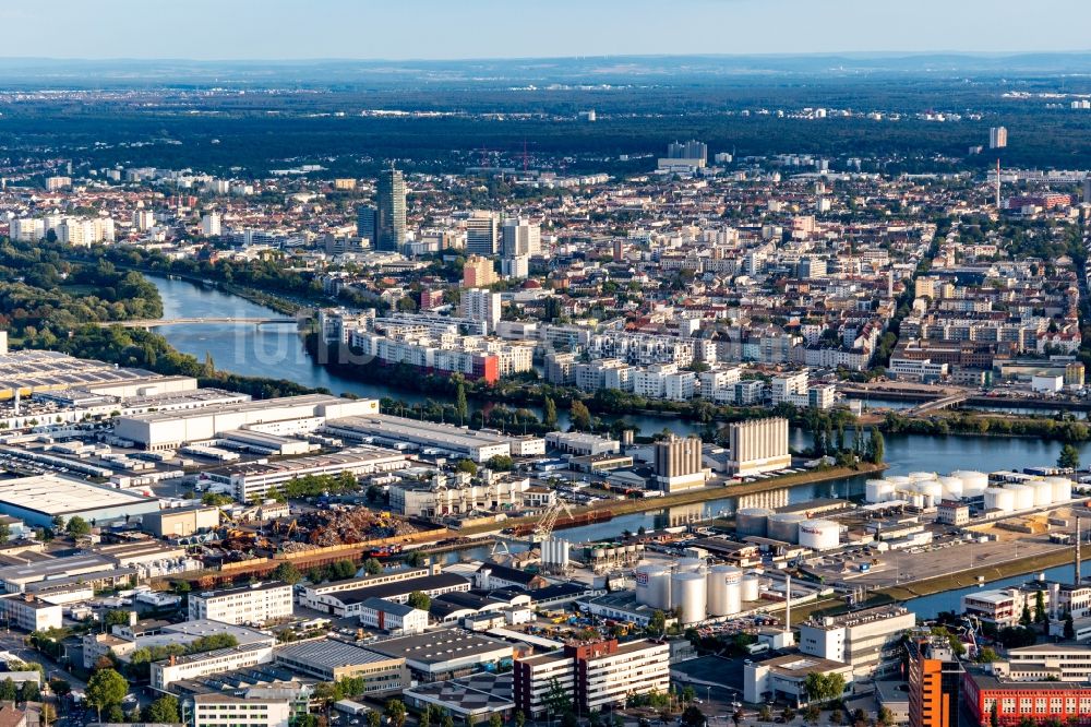 Frankfurt am Main aus der Vogelperspektive: Gebäudekomplex und Gelände des Logistikzentrums am Main-Hafen von Oiltanking, DB Schenker, UPS Center Frankfurt und Karl Schmidt im Ortsteil Ostend in Frankfurt am Main im Bundesland Hessen, Deutschland