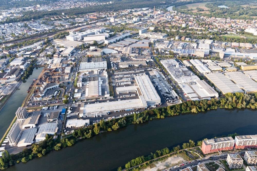 Frankfurt am Main von oben - Gebäudekomplex und Gelände des Logistikzentrums am Main-Hafen von DB Schenker, UPS Center Frankfurt und Karl Schmidt im Ortsteil Fechenheim in Frankfurt am Main im Bundesland Hessen, Deutschland