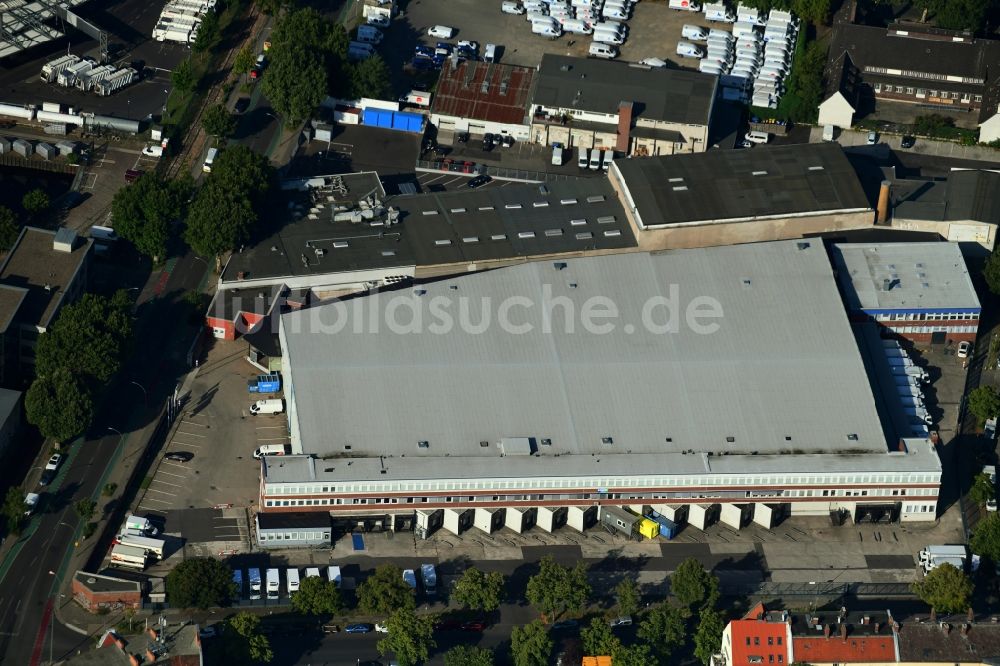 Berlin aus der Vogelperspektive: Gebäudekomplex und Gelände des Logistikzentrums der Muk Logistik GmbH am Mittelbuschweg Ecke Niemetzstraße im Ortsteil Neukölln in Berlin, Deutschland