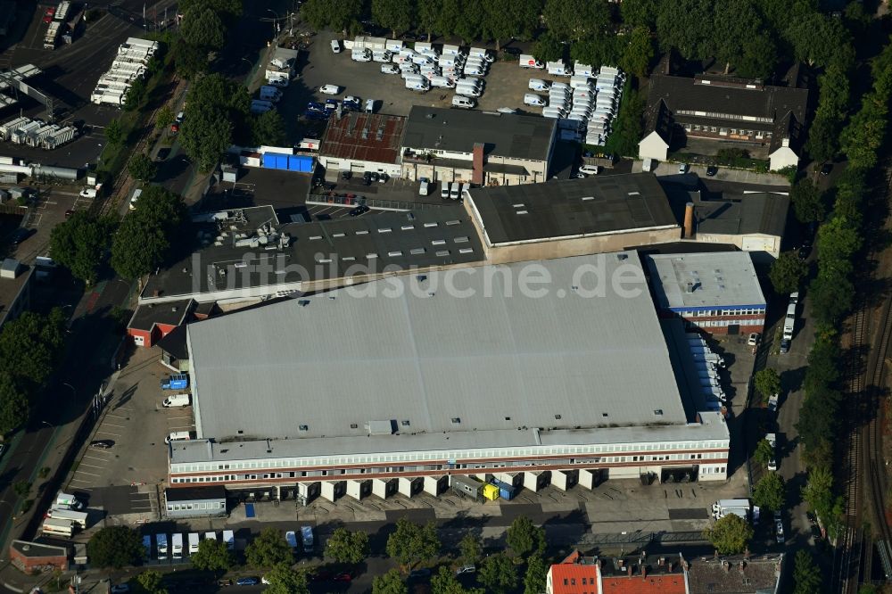 Luftbild Berlin - Gebäudekomplex und Gelände des Logistikzentrums der Muk Logistik GmbH am Mittelbuschweg Ecke Niemetzstraße im Ortsteil Neukölln in Berlin, Deutschland