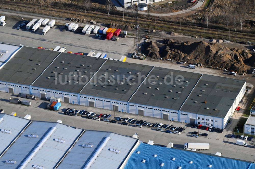 Luftaufnahme Hoppegarten - Gebäudekomplex und Gelände des Logistikzentrums der Park Property GmbH & Co.KG in der Industriestraße in Hoppegarten im Bundesland Brandenburg, Deutschland