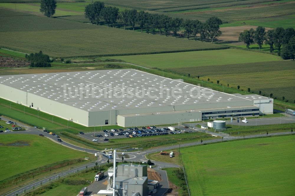 Rieste aus der Vogelperspektive: Gebäudekomplex und Gelände des Logistikzentrums der PSA Peugeot Citroën im Niedersachsenpark in Rieste im Bundesland Niedersachsen