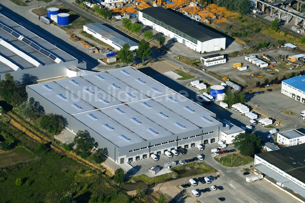 Luftbild Hoppegarten - Gebäudekomplex und Gelände des Logistikzentrums der Rhenus Home Delivery GmbH in der Industriestraße in Hoppegarten im Bundesland Brandenburg, Deutschland