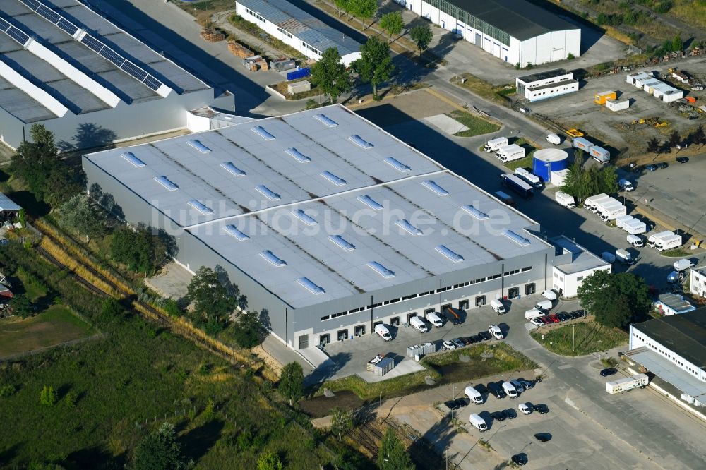 Hoppegarten von oben - Gebäudekomplex und Gelände des Logistikzentrums der Rhenus Home Delivery GmbH in der Industriestraße in Hoppegarten im Bundesland Brandenburg, Deutschland