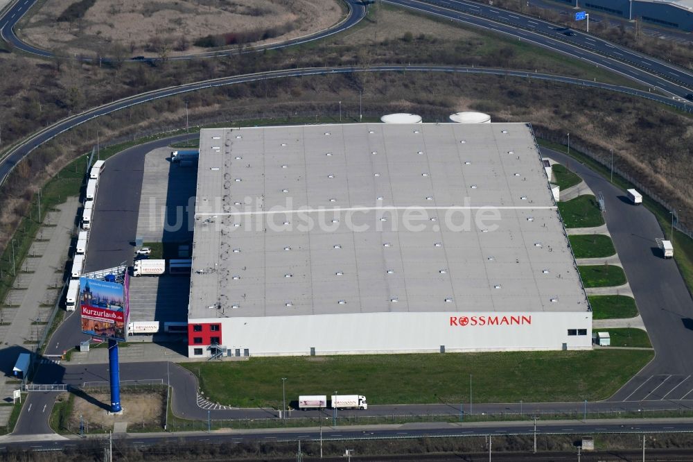 Luftaufnahme Wustermark - Gebäudekomplex und Gelände des Logistikzentrums Rossmann Zentrallager Wustermark in Wustermark im Bundesland Brandenburg, Deutschland