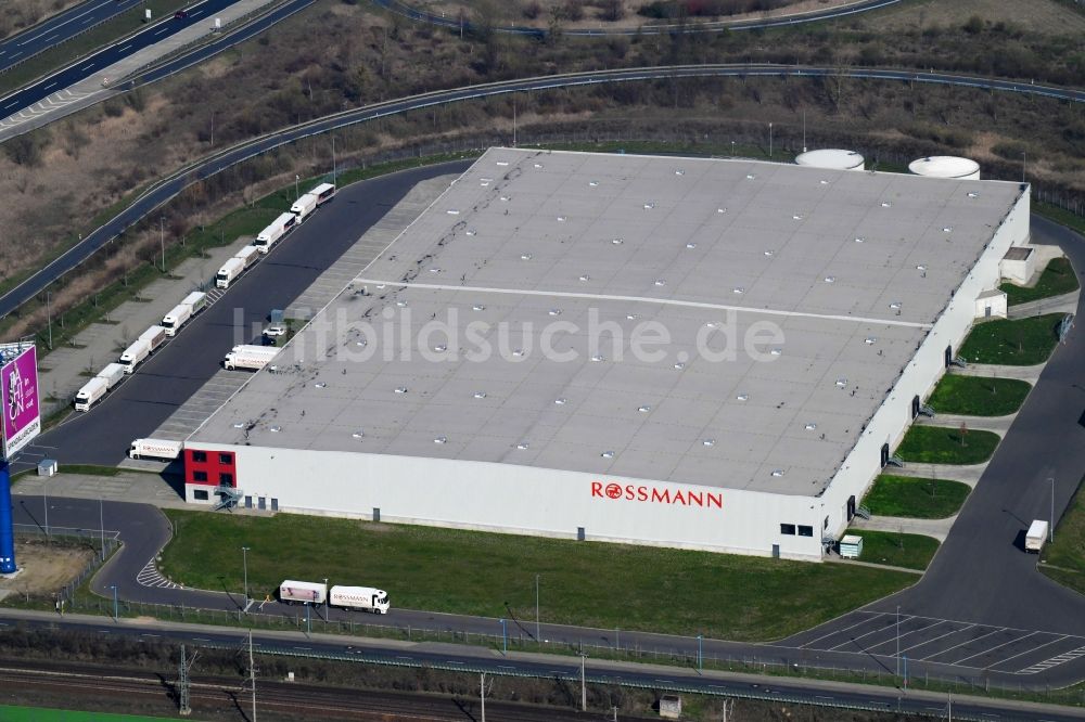 Wustermark von oben - Gebäudekomplex und Gelände des Logistikzentrums Rossmann Zentrallager Wustermark in Wustermark im Bundesland Brandenburg, Deutschland