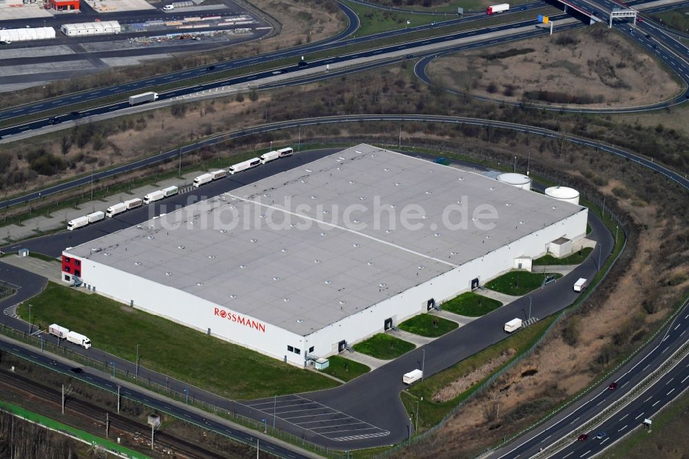 Wustermark aus der Vogelperspektive: Gebäudekomplex und Gelände des Logistikzentrums Rossmann Zentrallager Wustermark in Wustermark im Bundesland Brandenburg, Deutschland