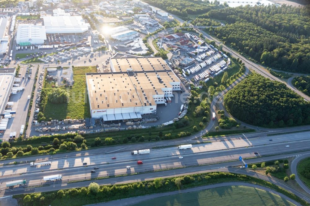 Karlsdorf-Neuthard von oben - Gebäudekomplex und Gelände des Logistikzentrums von Simon Hegele Gesellschaft für Logistik und Service mbH in Karlsdorf-Neuthard im Bundesland Baden-Württemberg, Deutschland