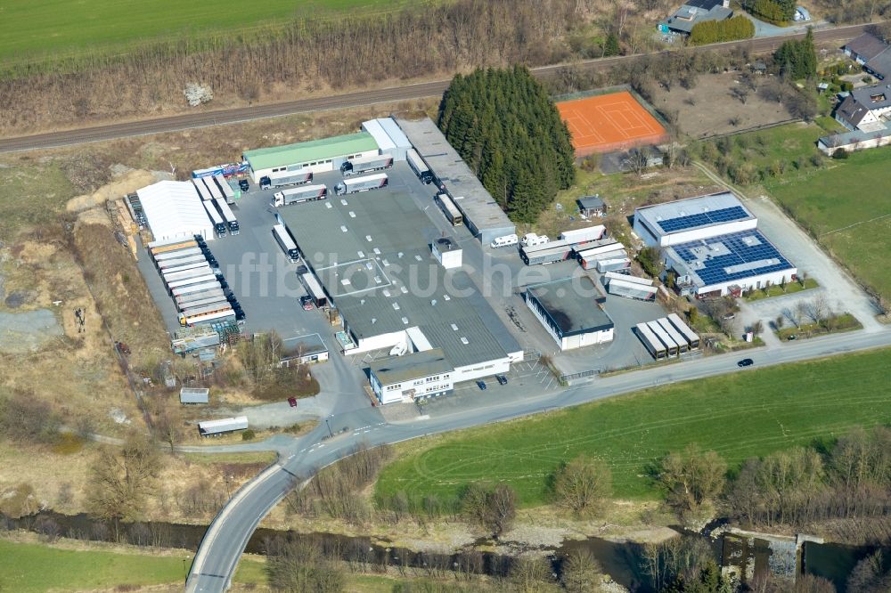 Meschede aus der Vogelperspektive: Gebäudekomplex und Gelände des Logistikzentrums der Spedition Mikus GmbH und Co. KG in Meschede im Bundesland Nordrhein-Westfalen, Deutschland