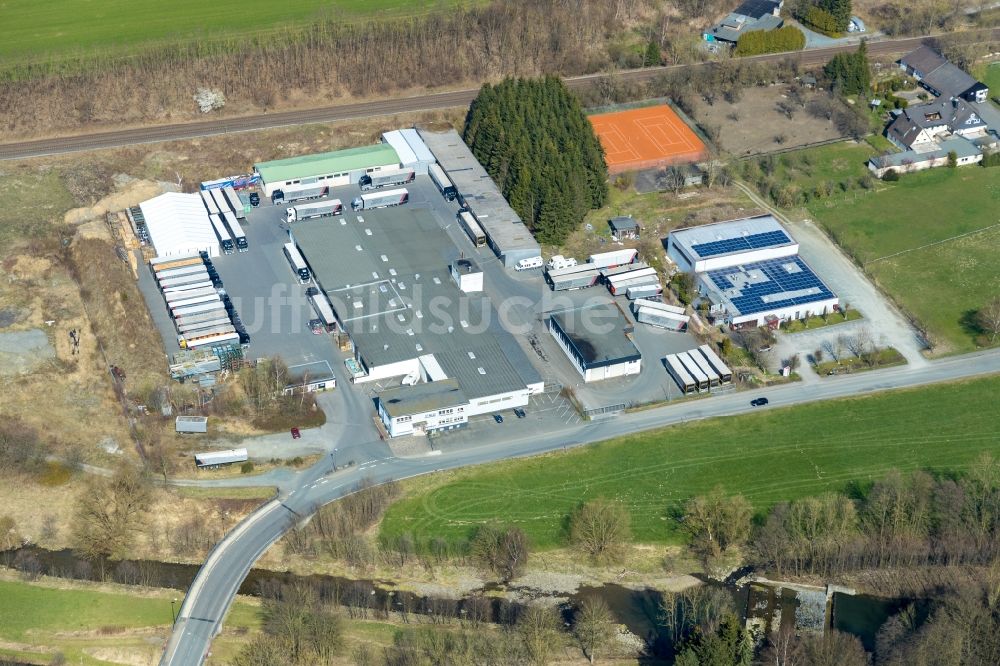 Luftbild Meschede - Gebäudekomplex und Gelände des Logistikzentrums der Spedition Mikus GmbH und Co. KG in Meschede im Bundesland Nordrhein-Westfalen, Deutschland