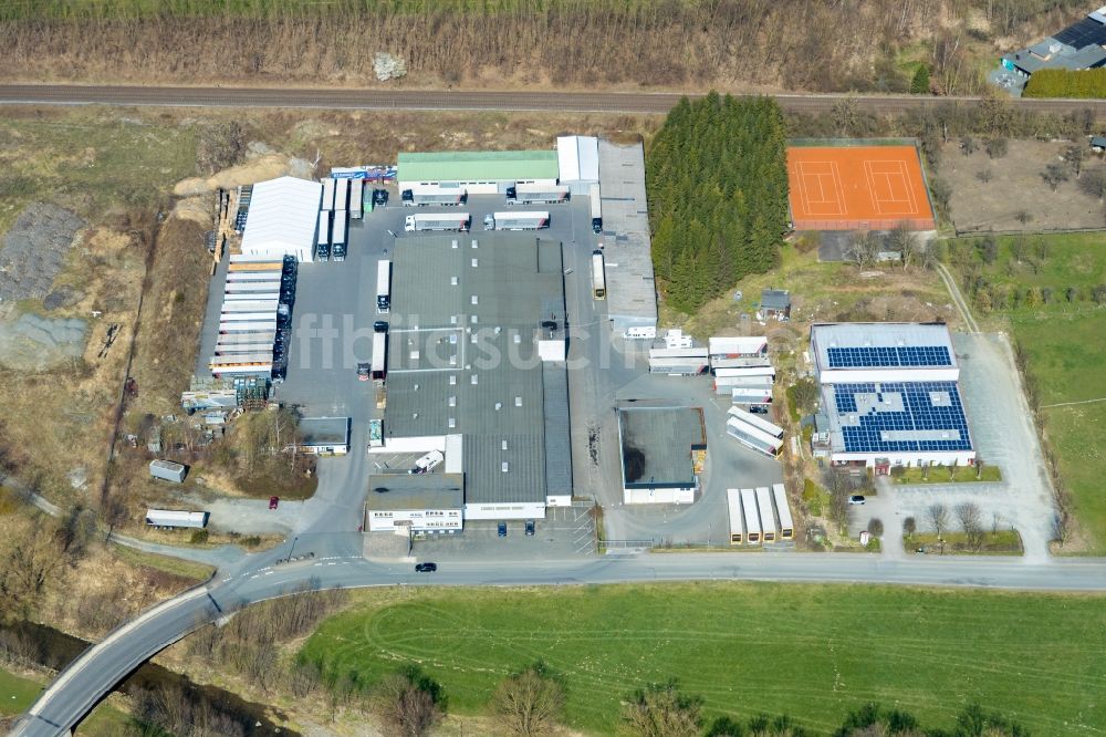 Luftaufnahme Meschede - Gebäudekomplex und Gelände des Logistikzentrums der Spedition Mikus GmbH und Co. KG in Meschede im Bundesland Nordrhein-Westfalen, Deutschland