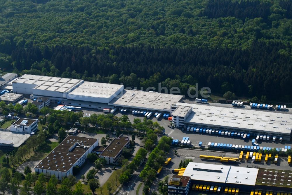 Luftaufnahme Freiburg im Breisgau - Gebäudekomplex und Gelände des Logistikzentrums der Streck Transportges. mbH in Freiburg im Breisgau im Bundesland Baden-Württemberg, Deutschland