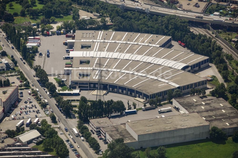 Luftaufnahme Wien - Gebäudekomplex und Gelände des Logistikzentrums an der Warneckestraße im Bezirk Simmering in Wien in Österreich