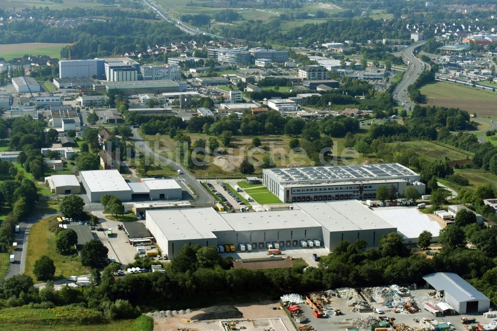 Bayreuth aus der Vogelperspektive: Gebäudekomplex und Gelände des Logistikzentrums der WEDLICH.Servicegruppe GmbH & Co. KG und der Transgourmet Deutschland GmbH & Co. OHG am Logistikpark in Bayreuth im Bundesland Bayern, Deutschland