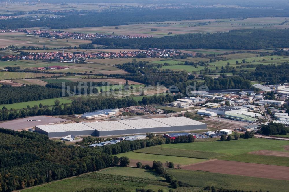 Kandel aus der Vogelperspektive: Gebäudekomplex und Gelände des Logistikzentrums Zufall im Ortsteil Gewerbegebiet Horst in Kandel im Bundesland Rheinland-Pfalz