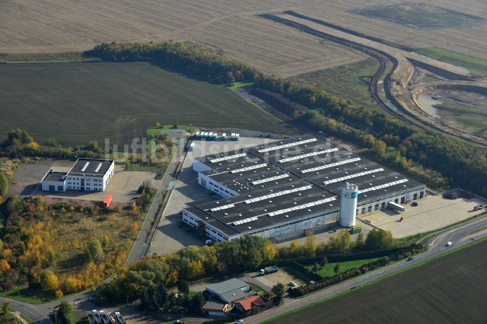 Köthen von oben - Gebäudekomplex im Gewerbegebiet an der Prosigker Kreisstraße in Köthen im Bundesland Sachsen-Anhalt