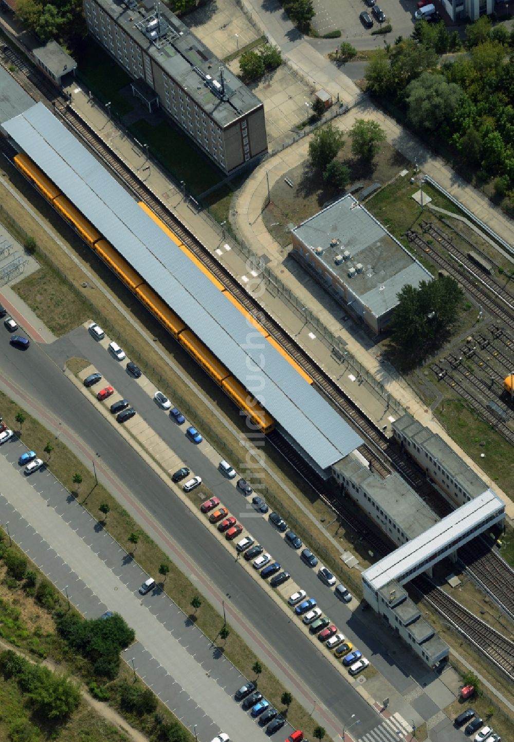 Berlin von oben - Gebäudekomplex und Gleisanlage der U-Bahn-Station Hönow im Ortsteil Hellersdorf in Berlin