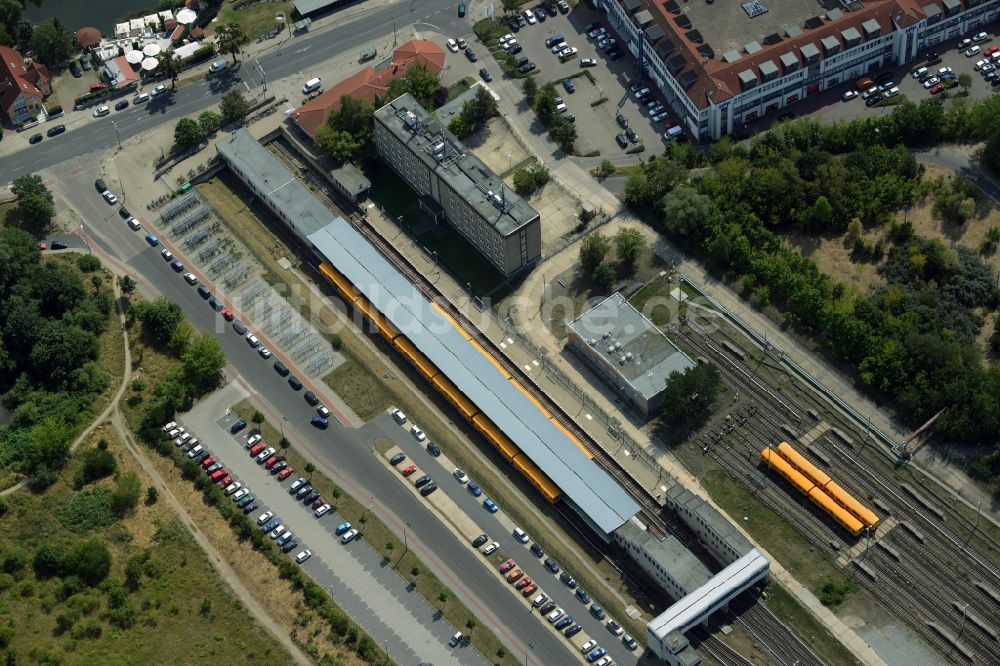 Berlin aus der Vogelperspektive: Gebäudekomplex und Gleisanlage der U-Bahn-Station Hönow im Ortsteil Hellersdorf in Berlin