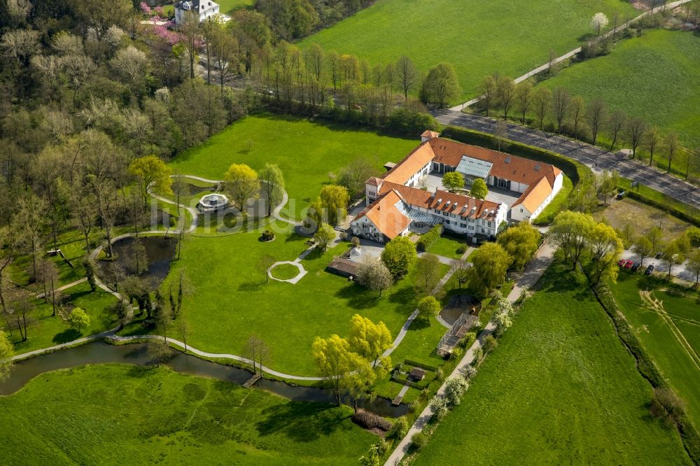 Erkrath von oben - Gebäudekomplex des Haus Morp in Erkrath im Bundesland Nordrhein-Westfalen