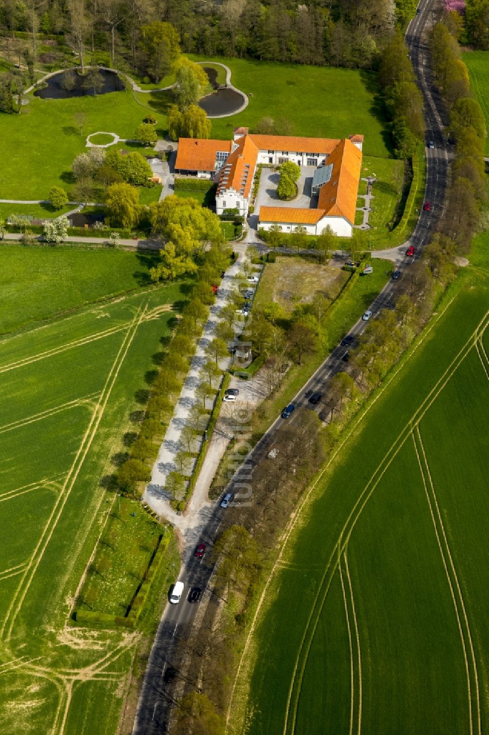 Erkrath aus der Vogelperspektive: Gebäudekomplex des Haus Morp in Erkrath im Bundesland Nordrhein-Westfalen