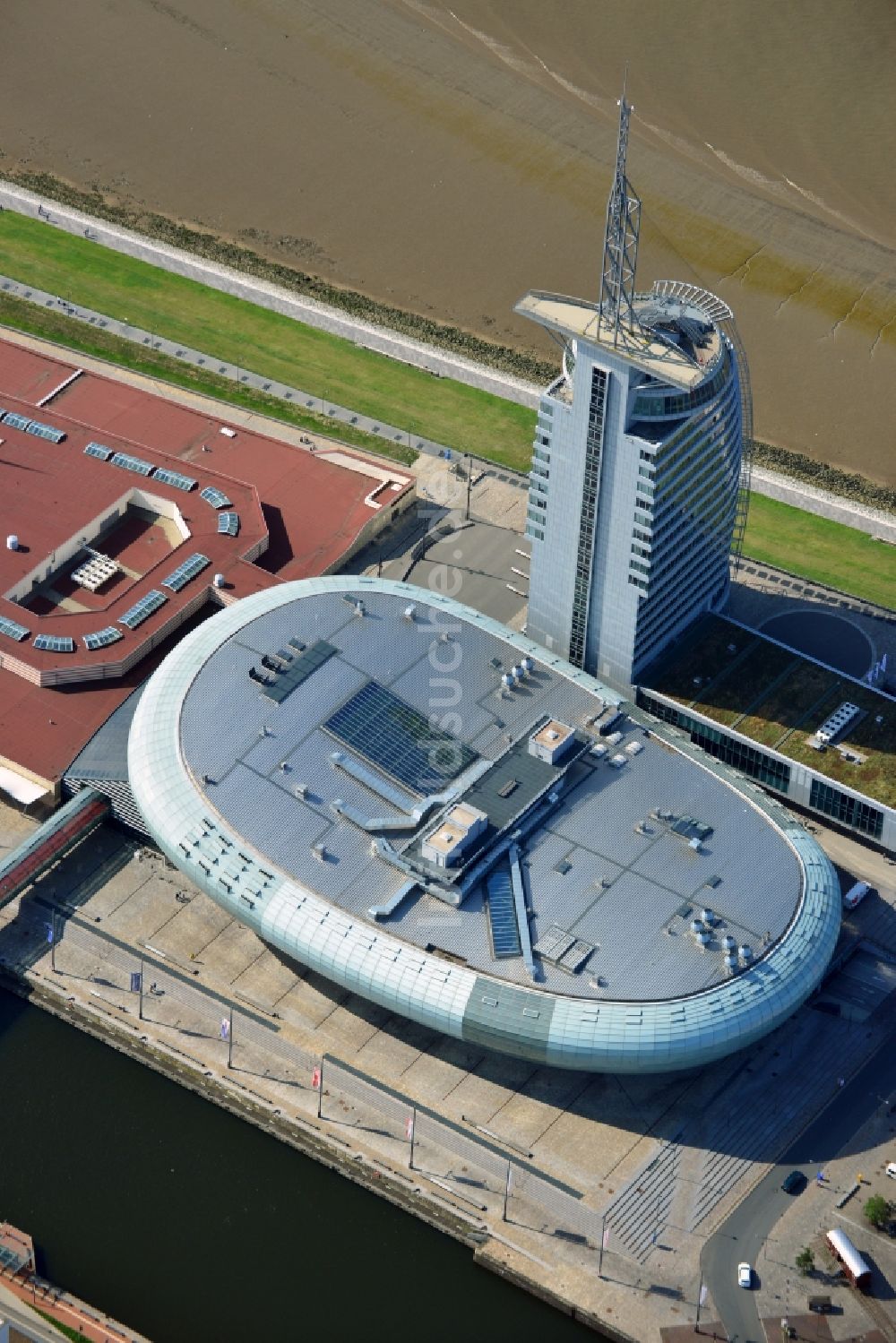 Luftaufnahme Bremerhaven - Gebäudekomplex des Hochhauses des Sail-City-Hotel und des Klimahaus Bremerhaven