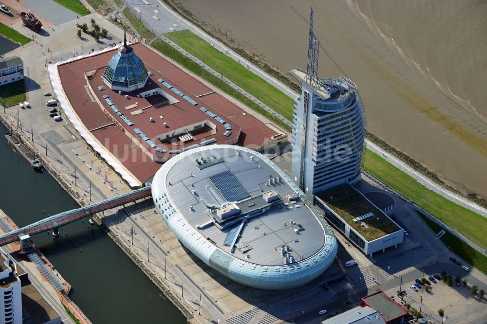 Bremerhaven von oben - Gebäudekomplex des Hochhauses des Sail-City-Hotel und des Klimahaus Bremerhaven