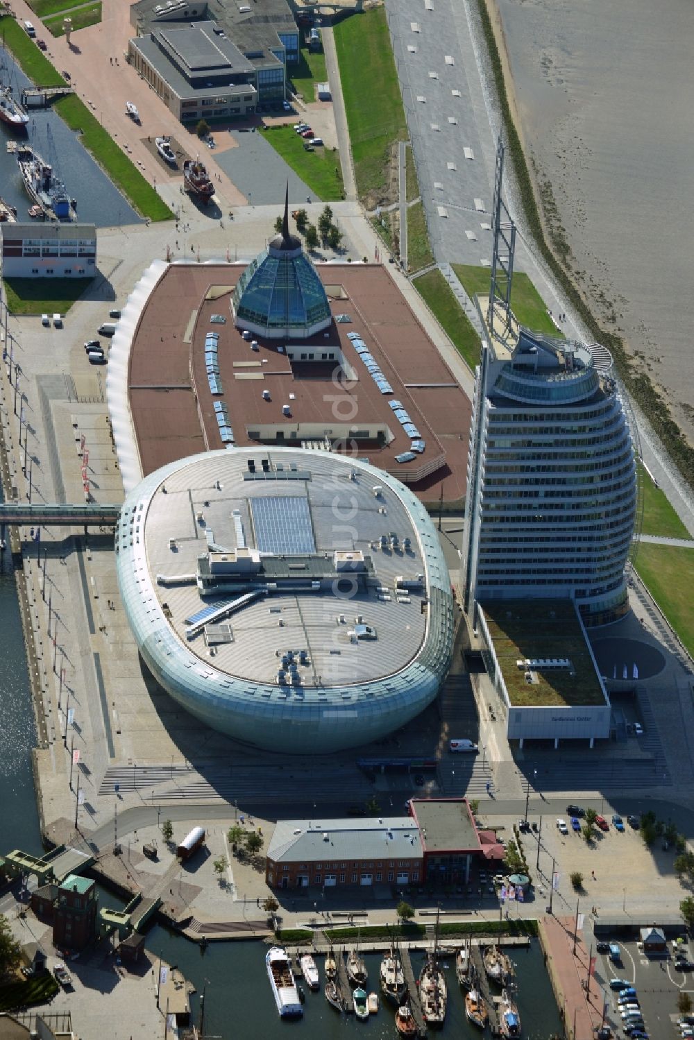 Bremerhaven aus der Vogelperspektive: Gebäudekomplex des Hochhauses des Sail-City-Hotel und des Klimahaus Bremerhaven