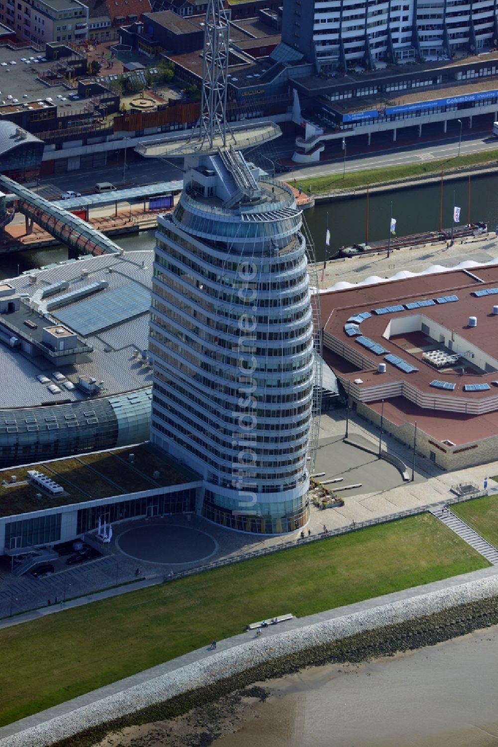 Luftaufnahme Bremerhaven - Gebäudekomplex des Hochhauses des Sail-City-Hotel und des Klimahaus Bremerhaven