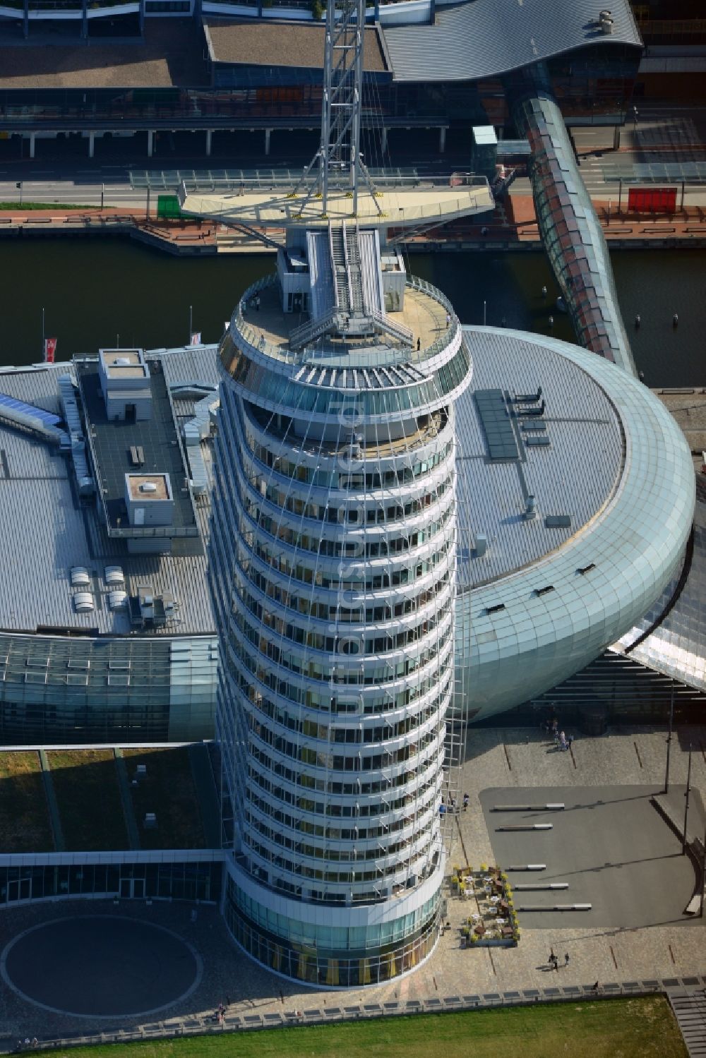 Bremerhaven aus der Vogelperspektive: Gebäudekomplex des Hochhauses des Sail-City-Hotel und des Klimahaus Bremerhaven