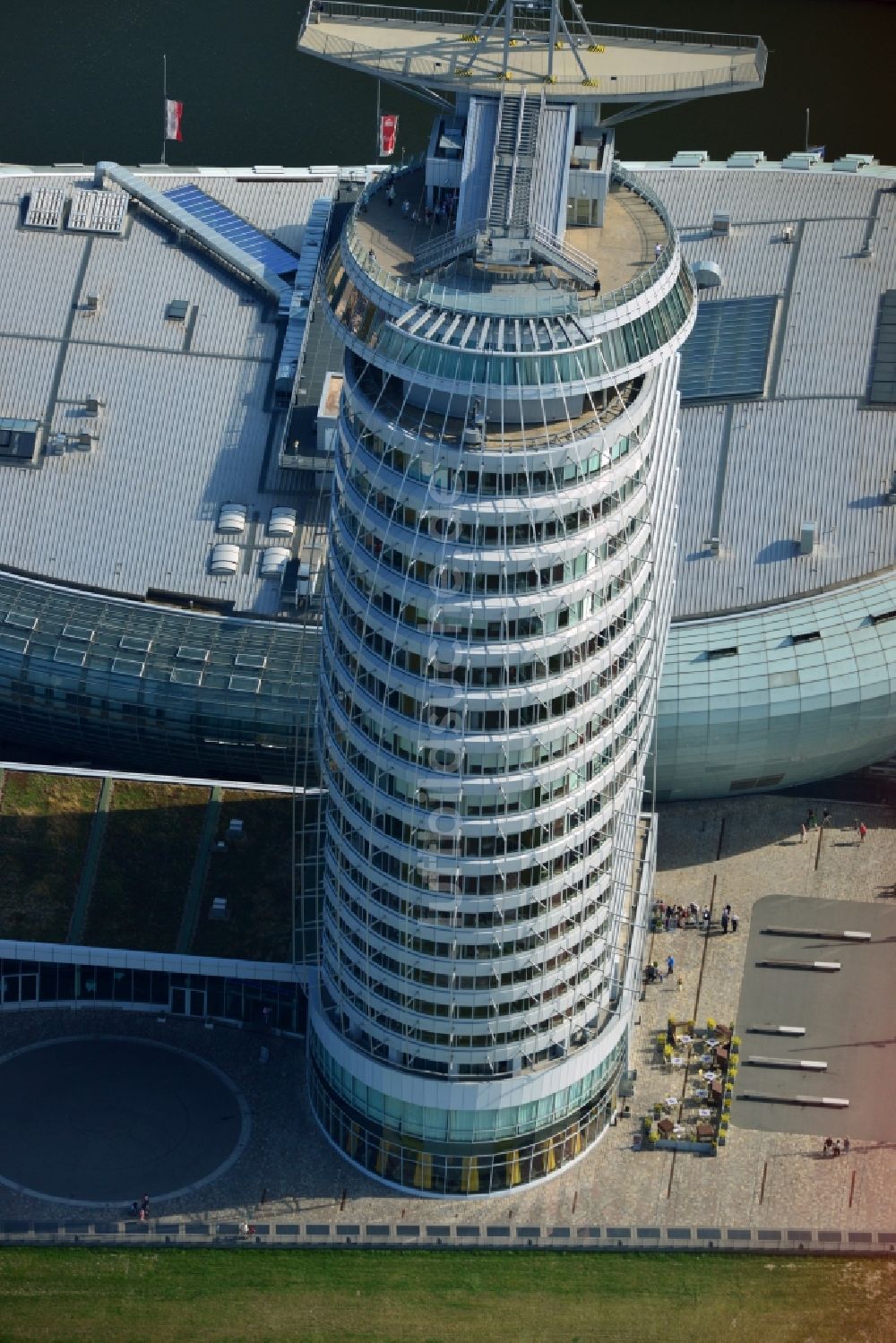 Luftbild Bremerhaven - Gebäudekomplex des Hochhauses des Sail-City-Hotel und des Klimahaus Bremerhaven