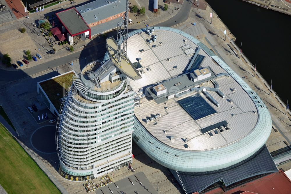 Luftaufnahme Bremerhaven - Gebäudekomplex des Hochhauses des Sail-City-Hotel und des Klimahaus Bremerhaven