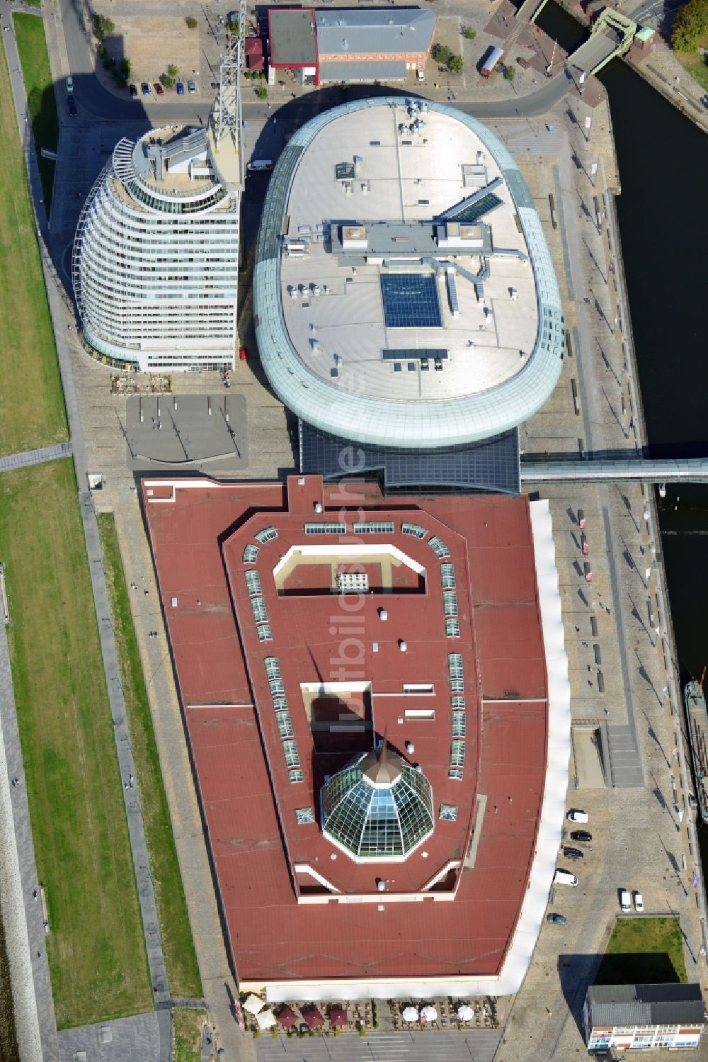 Bremerhaven aus der Vogelperspektive: Gebäudekomplex des Hochhauses des Sail-City-Hotel und des Klimahaus Bremerhaven