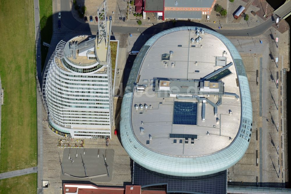 Luftbild Bremerhaven - Gebäudekomplex des Hochhauses des Sail-City-Hotel und des Klimahaus Bremerhaven