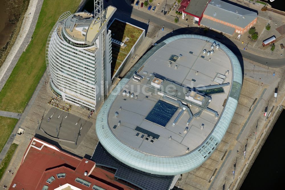 Luftaufnahme Bremerhaven - Gebäudekomplex des Hochhauses des Sail-City-Hotel und des Klimahaus Bremerhaven