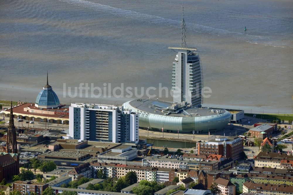 Luftaufnahme Bremerhaven - Gebäudekomplex des Hochhauses des Sail-City-Hotel und des Klimahaus Bremerhaven