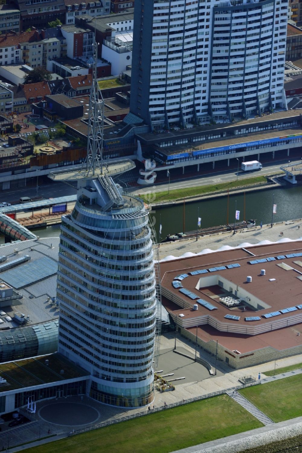 Bremerhaven aus der Vogelperspektive: Gebäudekomplex des Hochhauses des Sail-City-Hotel und des Klimahaus Bremerhaven