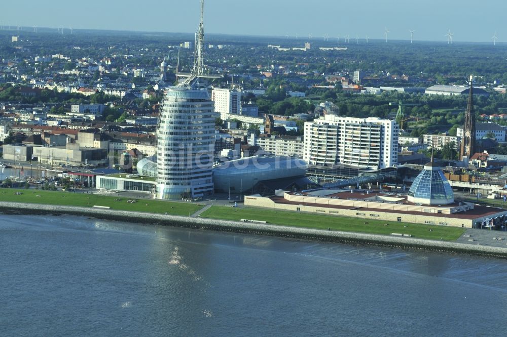 Bremerhaven aus der Vogelperspektive: Gebäudekomplex des Hochhauses des Sail-City-Hotel und des Klimahaus Bremerhaven