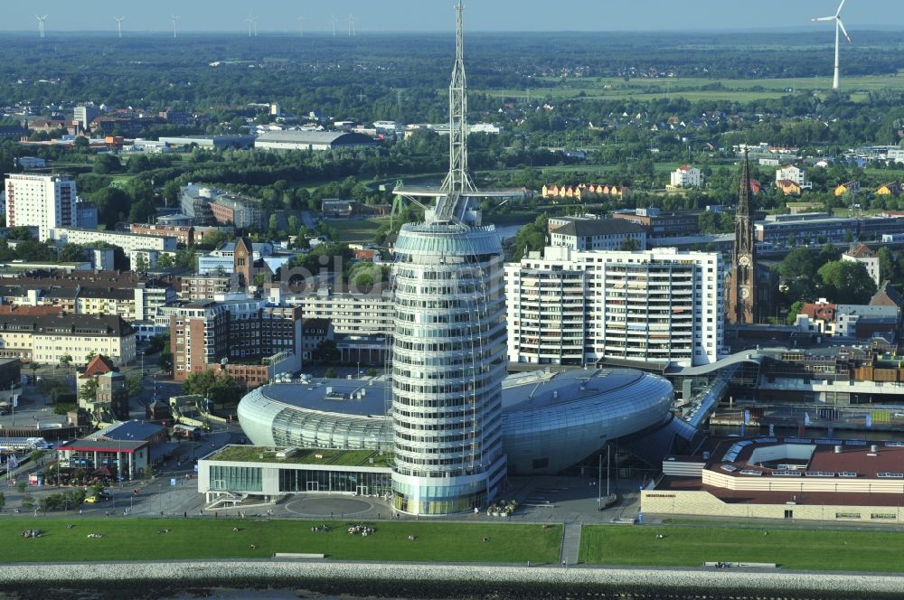 Bremerhaven von oben - Gebäudekomplex des Hochhauses des Sail-City-Hotel und des Klimahaus Bremerhaven