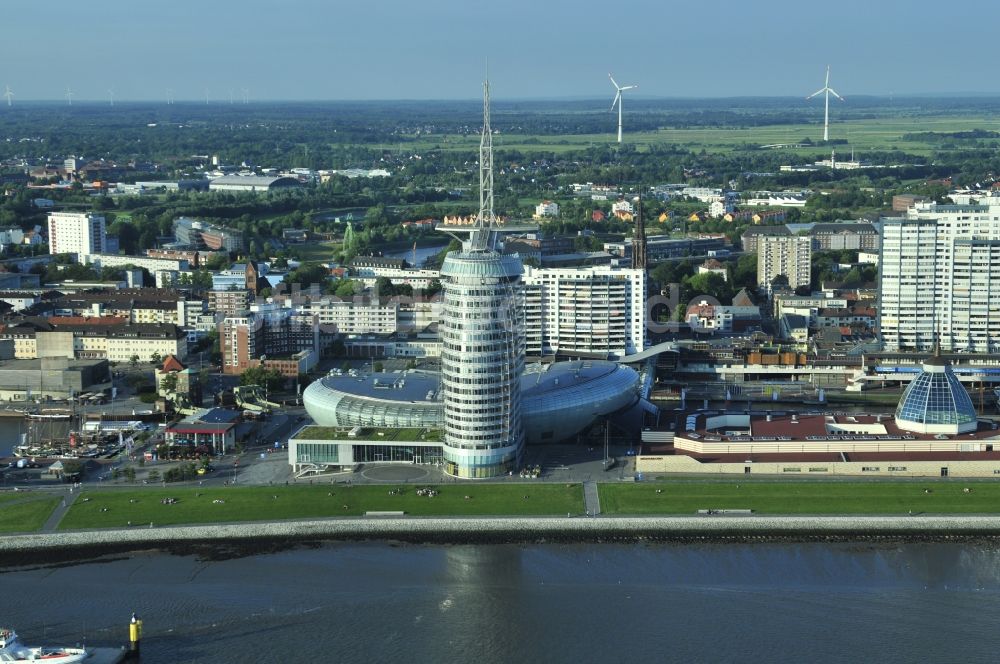 Bremerhaven aus der Vogelperspektive: Gebäudekomplex des Hochhauses des Sail-City-Hotel und des Klimahaus Bremerhaven