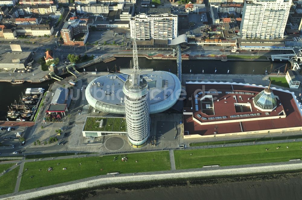 Bremerhaven von oben - Gebäudekomplex des Hochhauses des Sail-City-Hotel und des Klimahaus Bremerhaven