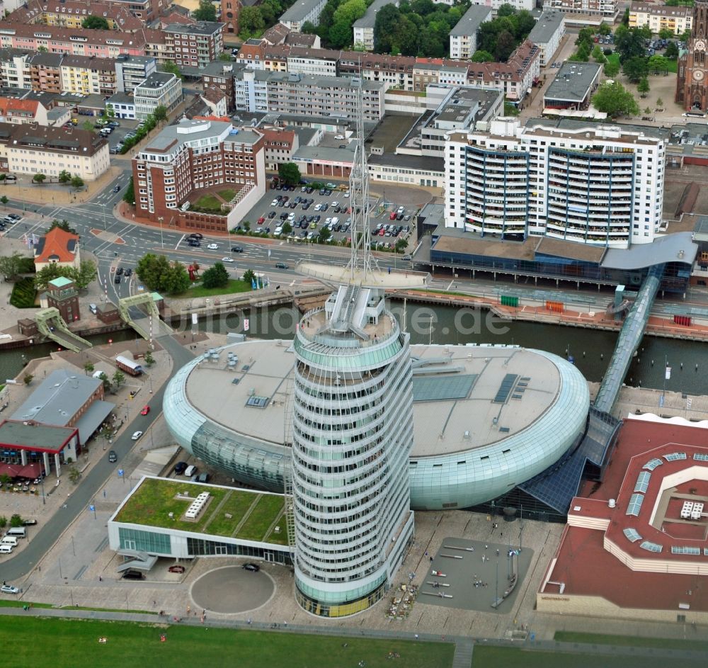 Bremerhaven aus der Vogelperspektive: Gebäudekomplex des Hochhauses des Sail-City-Hotel und des Klimahaus Bremerhaven