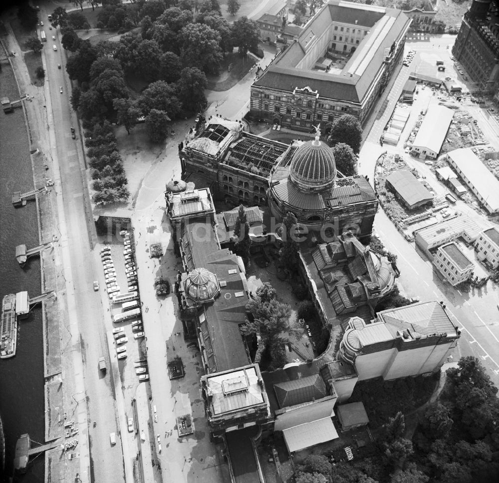 Dresden von oben - Gebäudekomplex der Hochschule Brühlsche Terrasse am Georg-Treu-Platz im Ortsteil Altstadt in Dresden im Bundesland Sachsen, Deutschland